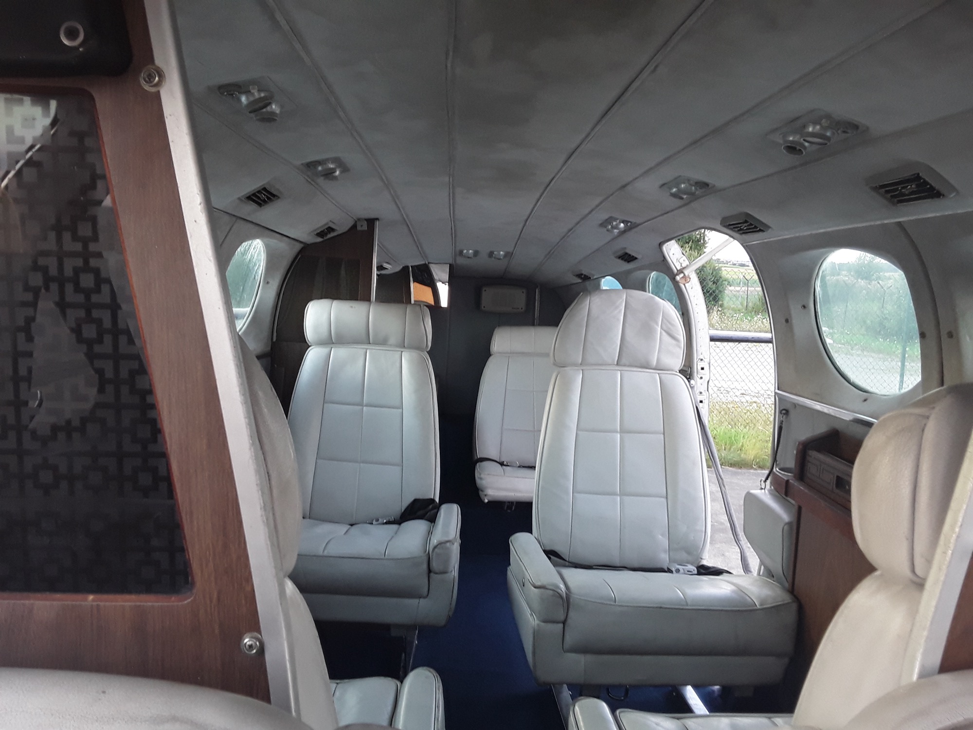 Blick aus dem Cockpit der Cessna 421 auf die Landschaft