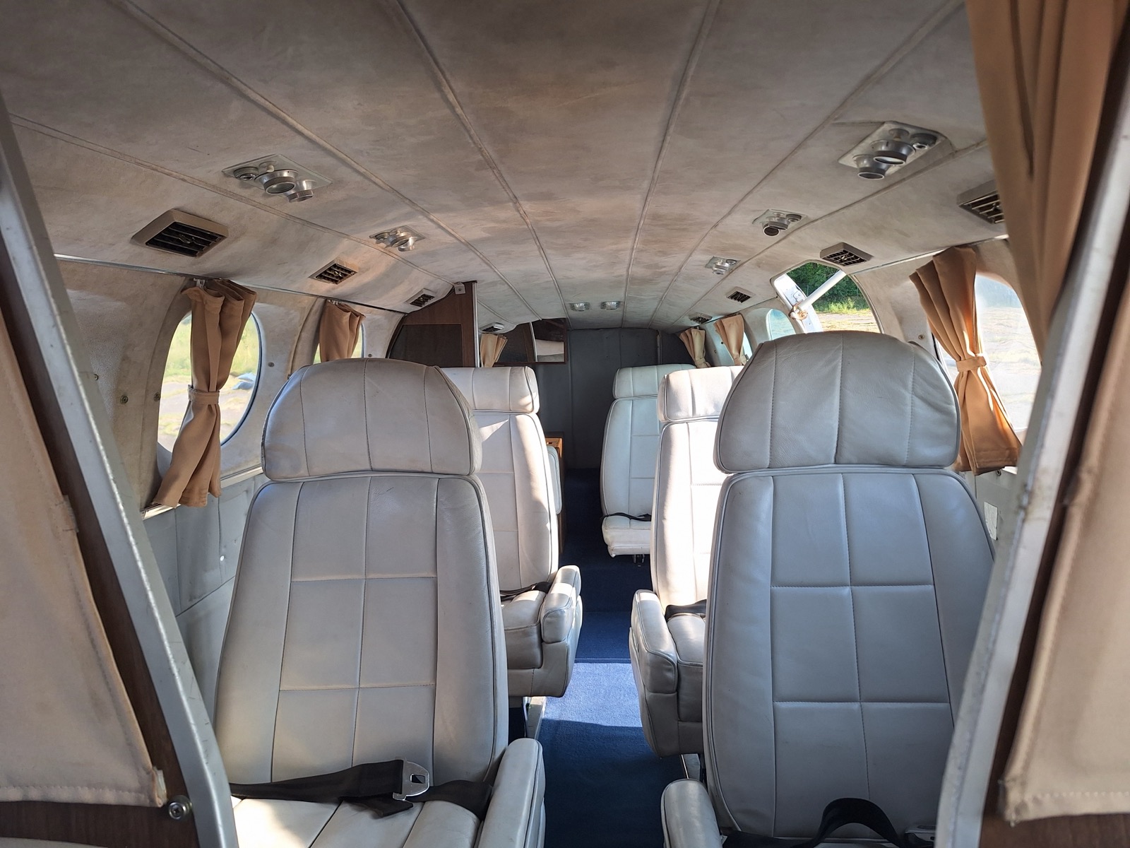 Sitzanordnung und komfortable Polstersitze in der Kabine der Cessna 421