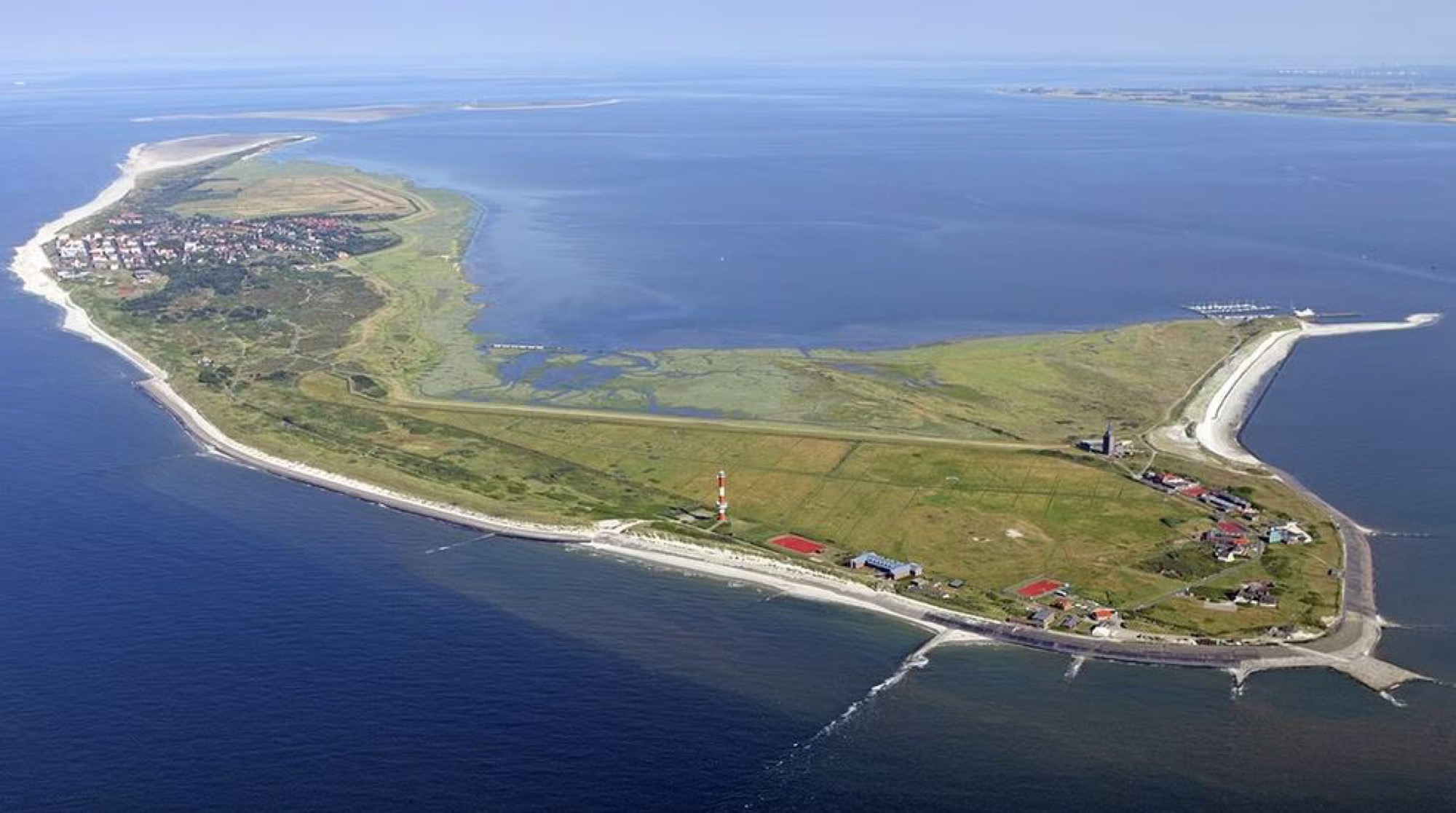 Blick auf Wangerooge mit Küste, Strand und Nordsee